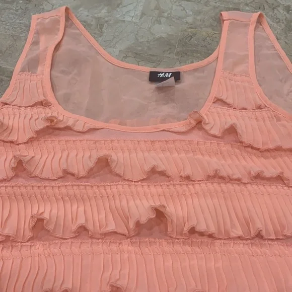 ❤️ H&M ruffled Top - Picture 2 of 3